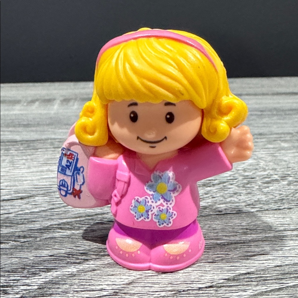 Fisher-Price | Little People: Blonde Travel Girl Emma w/Backpack - Toy Figure
